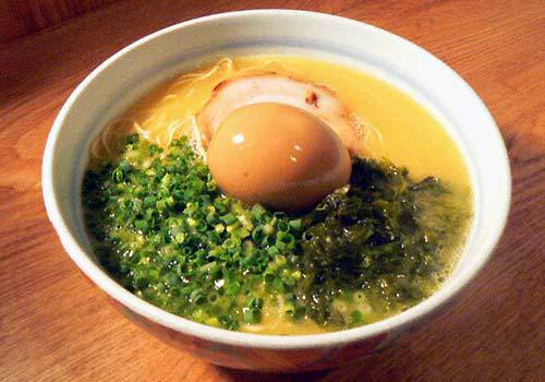 日本でも人気のこだわり濃厚鶏白湯ラーメン！